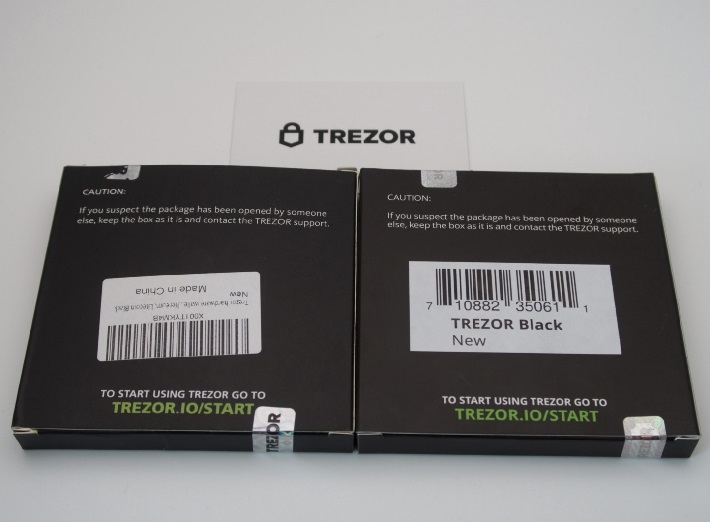 オリジナルのTrezor Box（右側）とは対照的に、偽のTrezor Box（左）